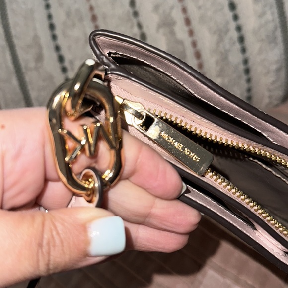 Michael Kors Crossbody EUC Monogram - Picture 5 of 5